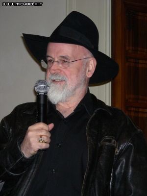 Sir Terry Pratchett ed il suo caratteristico cappello